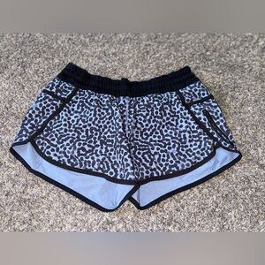 Women’s Lululemon Tracker Short in Ace Spot Tranquil Blue/Black Size 8